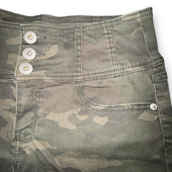 No Boundaries camouflage high rise shorts women’s size 11 - Picture 5 of 9